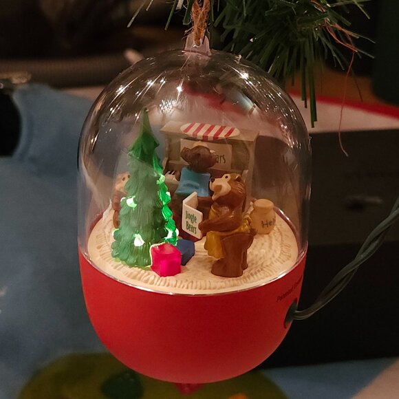 ADORABLE Hallmark Jingle Bears Light and Motion Ornament Hallmark Magic 1988 - Picture 2 of 11